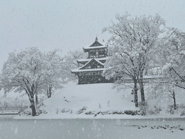 雪降る高田城