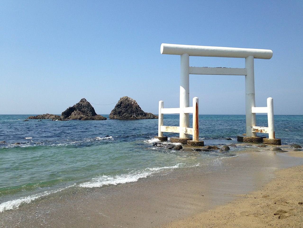 1280px-Meotoiwa_Rocks_and_white_torii_of_Futamigaura_Beach_13.jpg