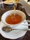 飲み物－注がれる紅茶