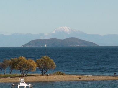 琵琶湖大橋西詰めから眺めた北湖。しばらくぶりに沖島の向こうに冠雪した伊吹山がくっきり見えました（11月28日11時20分頃）