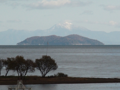 琵琶湖大橋西詰めから眺めた北湖。意外と穏やかで沖島と冠雪した伊吹山がくっきり見えてます（12月5日9時30分頃）