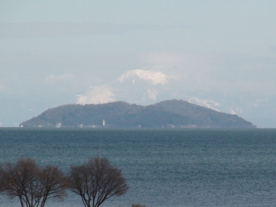 琵琶湖大橋西詰めから眺めた北湖。しばらくぶりに北の方の雲が晴れて沖島の向こうに冠雪した伊吹山がはっきり見えてます（12月20日12時頃）