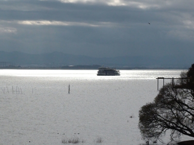 琵琶湖大橋西詰めから眺めた南湖。うみのこのデッキに子供達が並んで琵琶湖を眺めてるんですが寒くないんでしょうか!?（12月22日11時頃）