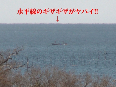 琵琶湖北湖真野浜沖で釣り中のボート 背後の水平線のギザギザがヤバそう･･･（12月26日10時頃）