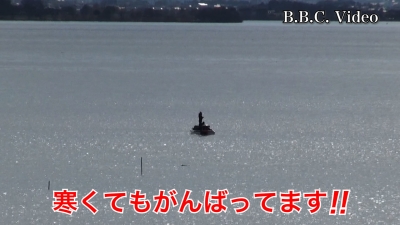 やっと風が弱まった琵琶湖!! 南湖で釣り中のボートが2隻だけ見えます #今日の琵琶湖（YouTubeムービー 21/12/28）