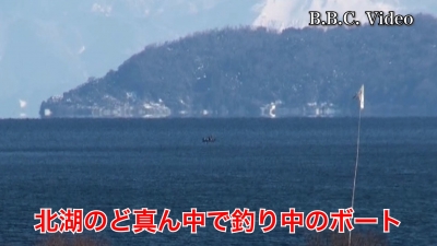 やっといい天気になった琵琶湖!! 北湖のはるか沖で釣り中のボートが見えます #今日の琵琶湖（YouTubeムービー 22/01/02）