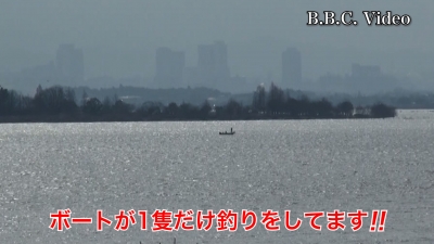 南西の風続く琵琶湖南湖!! 釣り中のボートが1隻だけ見えます #今日の琵琶湖（YouTubeムービー 22/01/17）