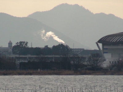琵琶湖大橋西詰めから眺めた南湖は南西の強風で対岸の煙突の煙が真横に流れてます（1月26日10時15分頃）