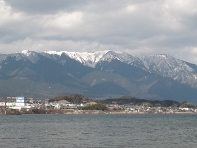 真野浜から琵琶湖越しに眺めた比良山はバリバリの雪景色で厳しい寒さが続いてます（2月1日11時40分頃）