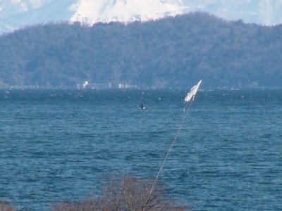 琵琶湖北湖のど真ん中で釣り中のボート。その向こうは白波立ちまくりの大荒れです（2月9日10時45分頃）