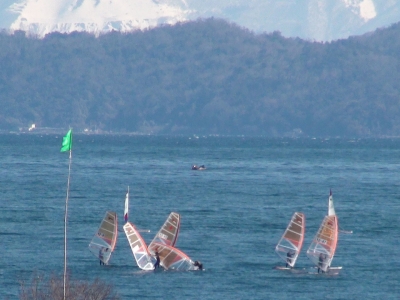 琵琶湖北湖の沖で釣り中のボート。背後の湖面は強風で白波が立ってます（2月11日10時45分頃）