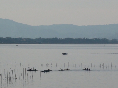 琵琶湖大橋西詰めから眺めた南湖は晴天微風のベタナギ。カヌーは近付いて来るまで水鳥かと思ってました･･･笑（2月12日10時15分頃）