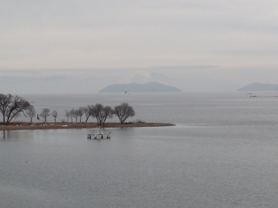 琵琶湖大橋西詰めから眺めた北湖は曇天微風のベタナギで沖で釣り中のボートが見えます（2月19日10時15分頃）