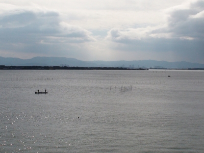 琵琶湖大橋西詰めから眺めた南湖は釣り中のボートがパラパラ。寒くてもがんばってます!!（2月23日10時50分頃）