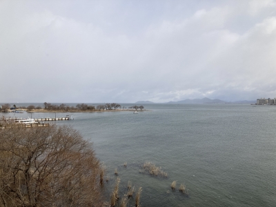 琵琶湖大橋から眺めた北湖は西寄りの強風で雪がちらつく極寒。さすがに釣り中のボートはいません（2月17日10時45分頃）