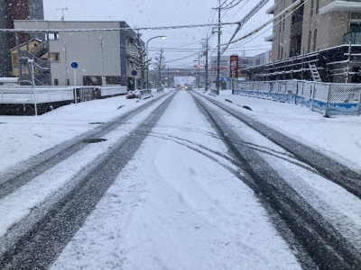 朝起きたら堅田はすっかり雪景色。車道はシャーベット状でノロノロ運転になってました（2月18日7時頃）