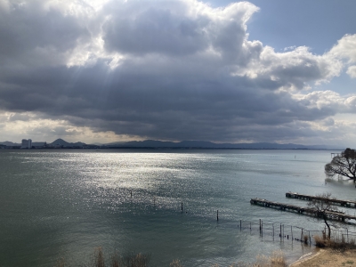 琵琶湖大橋西詰めから眺めた南湖は雨後の強風で大荒れ。ボートが次々と避難開始してます（2月20日10時30分頃）