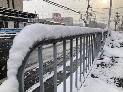 今朝の堅田は多い所で約10cmの積雪。車道は雪が解けてなんとか走れてました（2月21日8時頃）