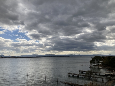 琵琶湖大橋西詰めから眺めた南湖は意外と風が弱くて穏やかですがボートは1隻も見えません（12月1日10時50分頃）