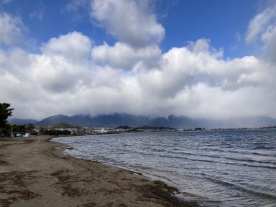真野浜から眺めた琵琶湖北湖は西寄りの強風で荒れてます（12月13日11時頃）