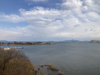 琵琶湖大橋西詰めから眺めた北湖。晴れ間が見えて西寄りの風が強まる直前のタイミングで、沖瀬釣り中のボートが1隻だけ見えてます（12月17日12時40分頃）