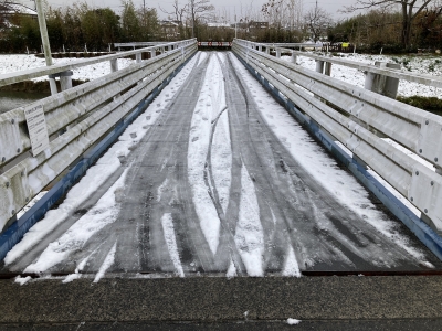 真野川に架かった橋はバリバリの凍結（12月18日10時25分頃）
