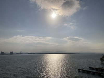 琵琶湖大橋西詰めから眺めた南湖は南西の風でちょい荒れ。釣り中のボートは木浜沖に1隻しか見えません（12月21日10時頃）