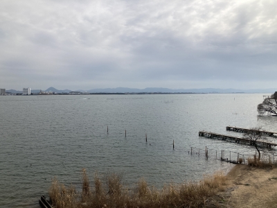 琵琶湖大橋西詰めから眺めた南湖は曇天軽風。釣り中のボートは1隻も見えません（1月6日13時頃）