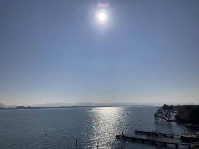 成人の日の3連休最終日。琵琶湖湖大橋西詰から眺めた南湖は晴天軽風のいい天気ですが湖上はボートが少なくてガラ空き（1月10日11時頃）
