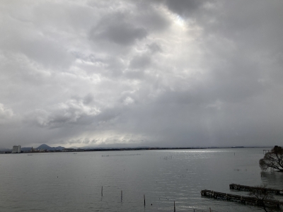 琵琶湖大橋西詰めから眺めた南湖は雪がチラチラ。風は心配したほど強まってませんが釣り中のボートは1隻も見えず（1月12日11時頃）