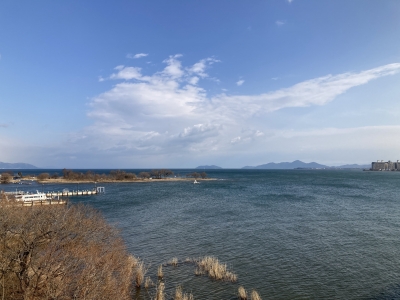 西寄りの強風で大荒れの琵琶湖。さすがに釣りどころではなくてボートの姿は1隻も見えません（1月13日10時45分頃）