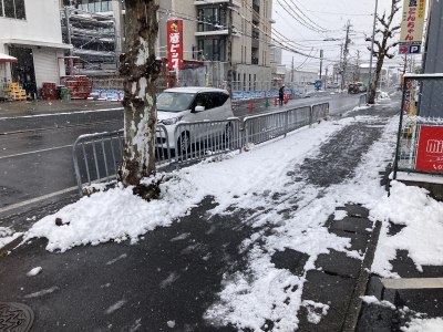 堅田は朝からずっと雪が降ったり止んだり。気温が低いから歩道に積もった雪が解けません（1月21日10時30分頃）