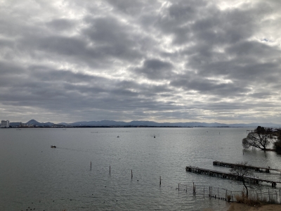 琵琶湖大橋西詰めから眺めた南湖は曇天軽風のまずますのコンディションです（1月22日11時15分頃）