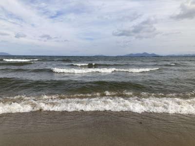 真野浜から眺めた琵琶湖北湖は雨後の強風で大荒れです（1月24日11時15分頃）