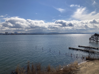 琵琶湖大橋西詰めから眺めた南湖は北東の風で波立ってますが釣りは可能なレベルです（2月7日11時30分頃）