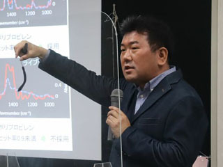 琵琶湖のマイクロプラスチックの調査結果を発表する田中周平京大准教授