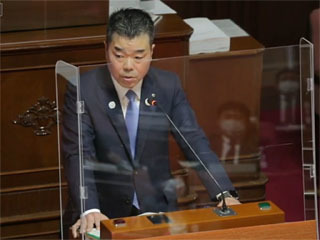 県議会本会議冒頭で3期目を目指して立候補することを表明する三日月大造滋賀県知事