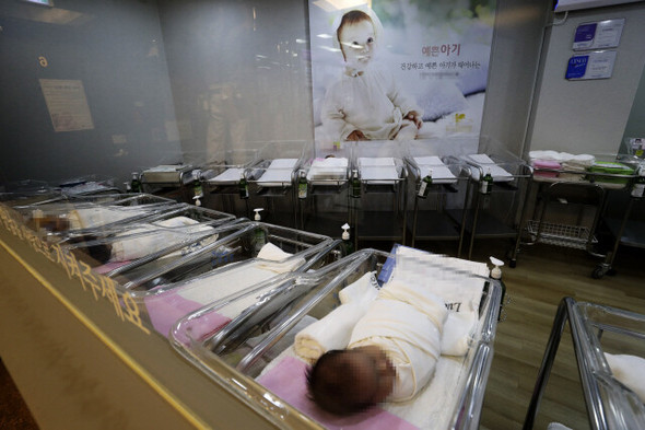 ソウル城北区のある産婦人科の新生児室=キム・ミョンジン記者 ハンギョレ新聞社
