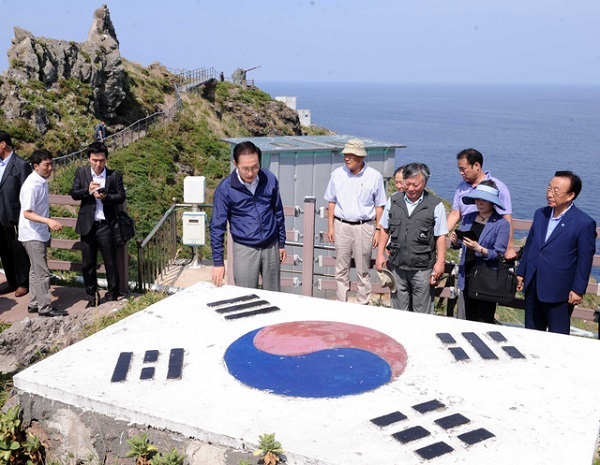 ２０１２年８月１０日、竹島（韓国名・独島）に上陸した当時の李明博大統領（左から３人目）＝東亜日報提供