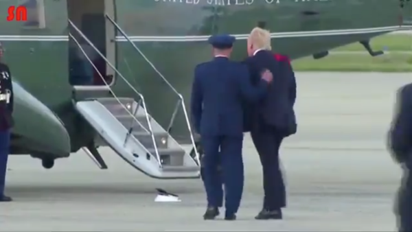 風に飛ばされた若い黒人の海兵隊員の帽子を追いかけて屈んで拾ってかぶせてあげるトランプ大統領　日本のマスコミが取り上げないトランプ大統領の素顔