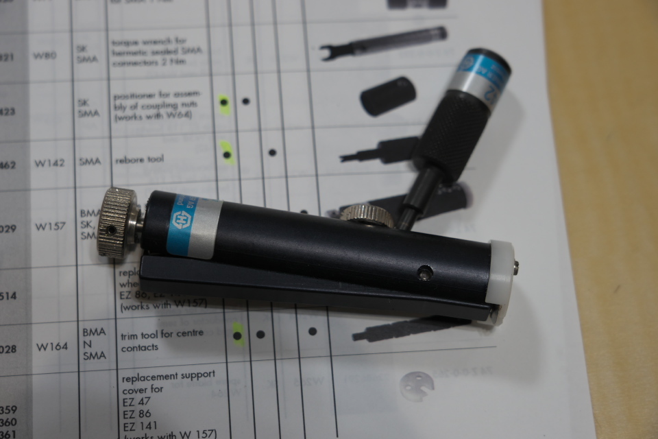 SUHNER 74 Z-0-0-70 SMA tool kit 内容確認中 - 計測器マニアのブログ