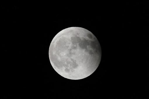 【NASA】月面に散乱した「破片」のようなもの確認