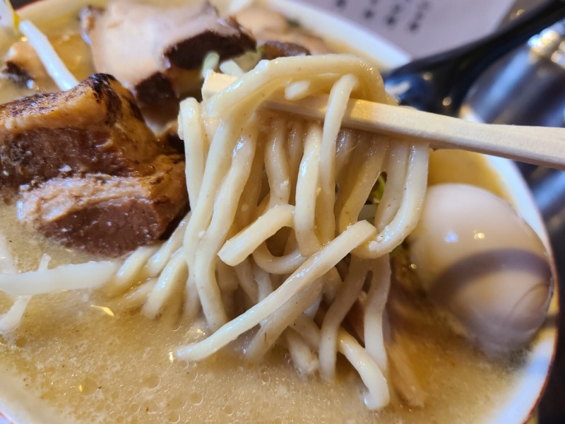 粋翔　肉ジンジャー味噌　麺