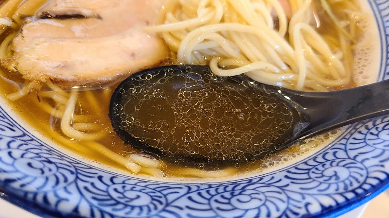 一晃亭　追い煮干中華　スープ