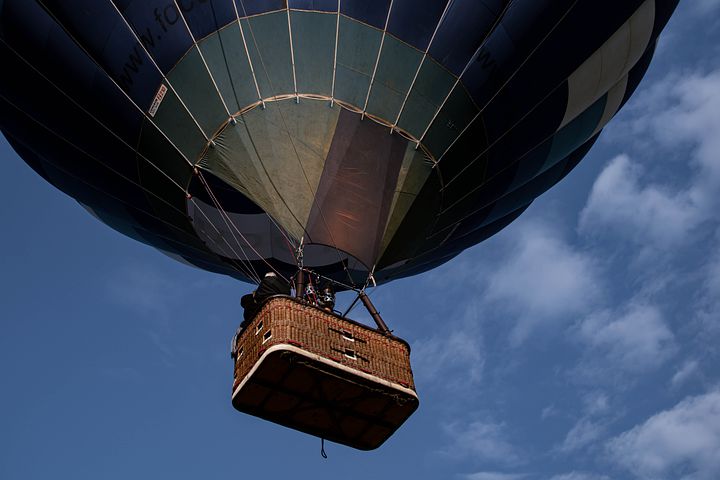 hot-air-balloon-5987843__480.jpg
