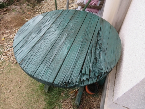 屋外、木製テーブルの端腐食部分が剥げてきたので、防腐塗料を重ね塗りしました。2020.11.24
