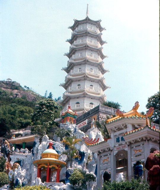 540px-Hong_Kong_-_Tiger_Balm_Pagoda.jpg