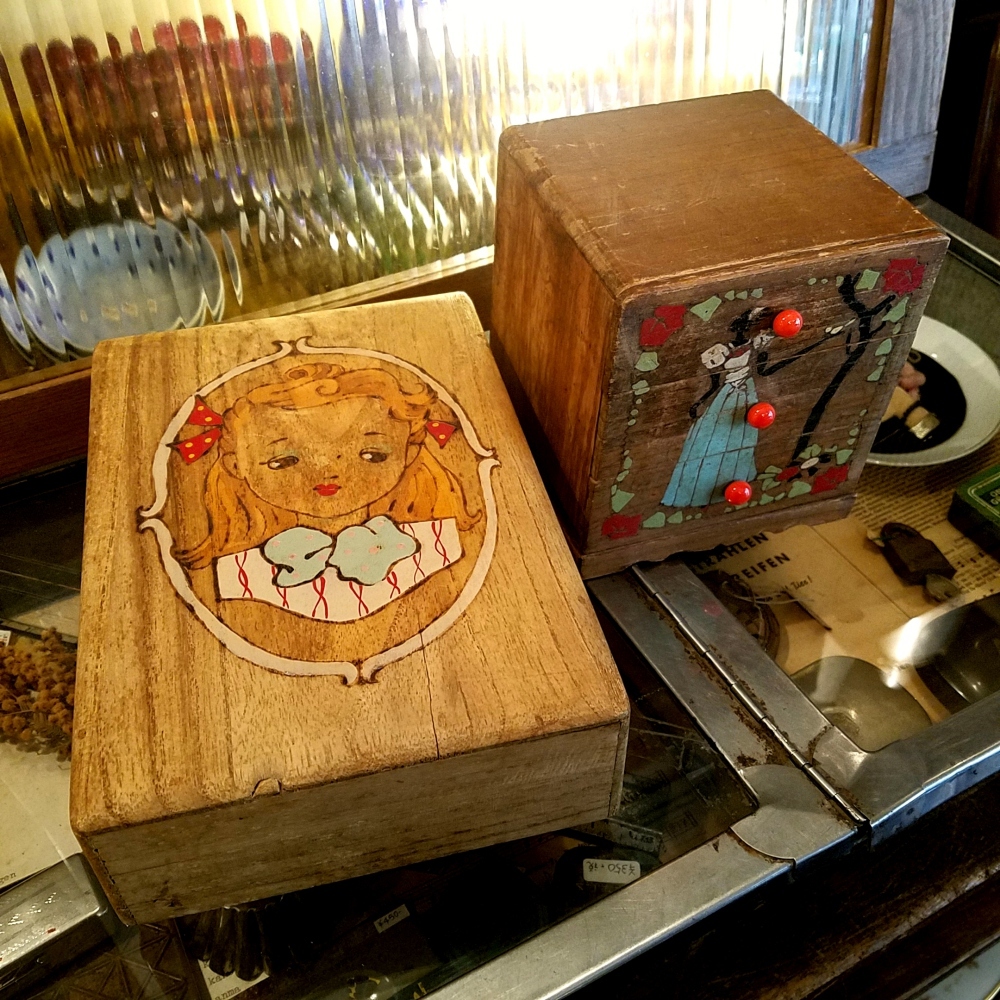 レトロな少女柄の小物入れ木箱(ミニチュア小引き出し)＆木の裁縫箱