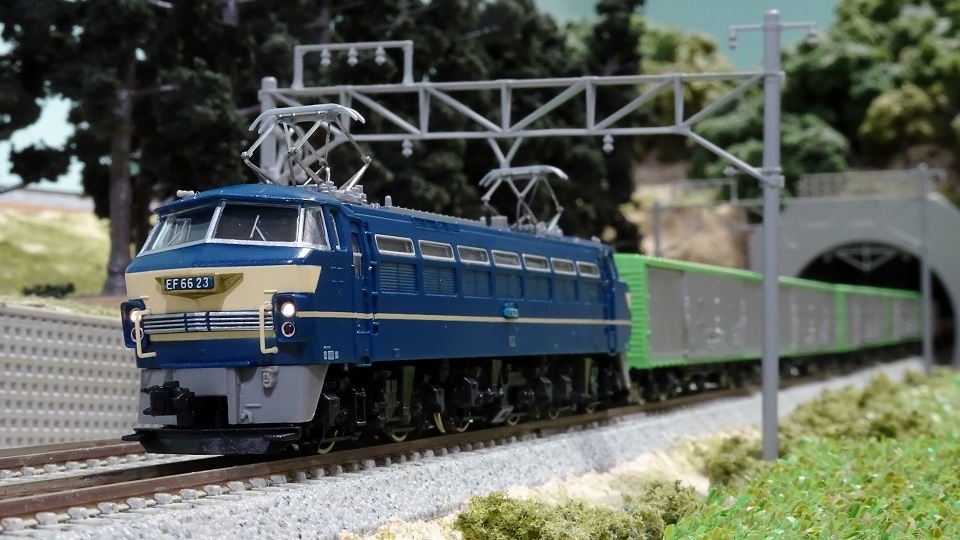 国鉄EF66電気機関車（後期型・ひさし付）が入線と思ったらピーン 