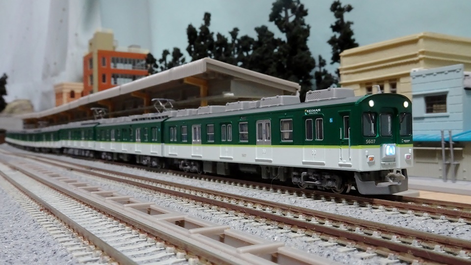日本初の多扉通勤車 京阪5000系も新塗装が入線 - ビスタ模型鉄道 